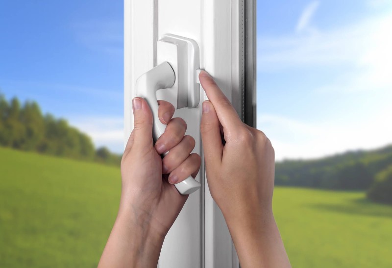 pol_pl_Zabezpieczenie-klamki-okna-drzwi-balkonowych-REER-413_21.jpg