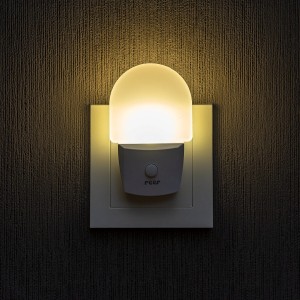pol_pl_Lampka-nocna-NightGuide-LED-przycisk-On-Off-REER-488_8.jpg